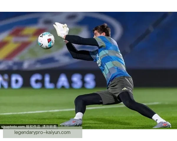 库尔图瓦参与慈善活动，表现稳健，影响力持续扩大。